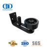 Fornecedor da China Guia de hardware para porta de celeiro deslizante preta de aço inoxidável Guia de piso inferior da porta-DDBD083