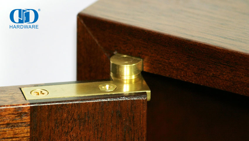 As dobradiças externas da porta podem ser giradas? 