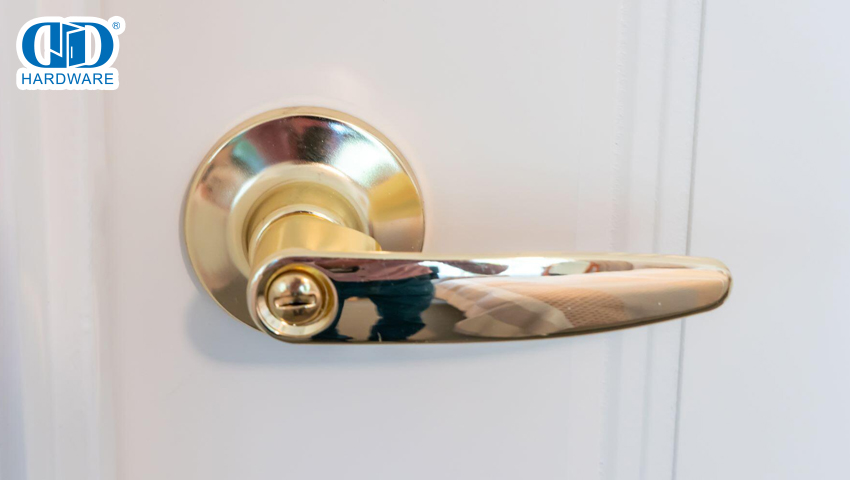 Por que o aço inoxidável supera a bronze, o zinco e o alumínio em áreas de tráfego intenso